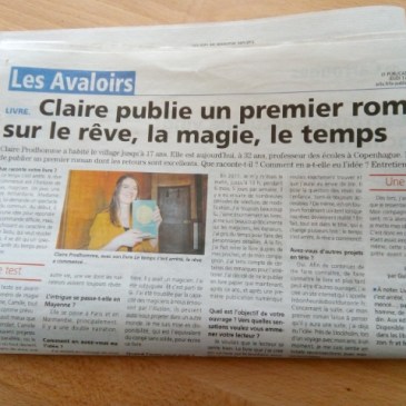 Photo d'un article de journal à propos de Claire Prodhomme "Claire publie un premier roman sur le rêve, la magie, le temps"